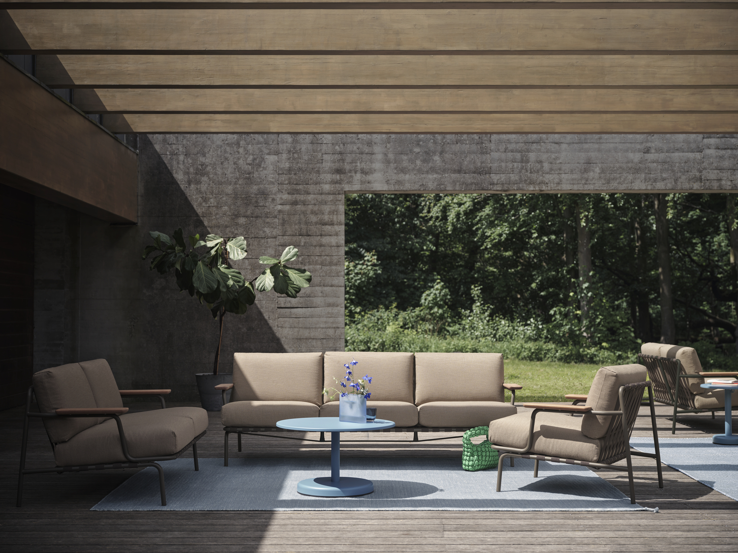 SETTLE LOUNGE CHAIR